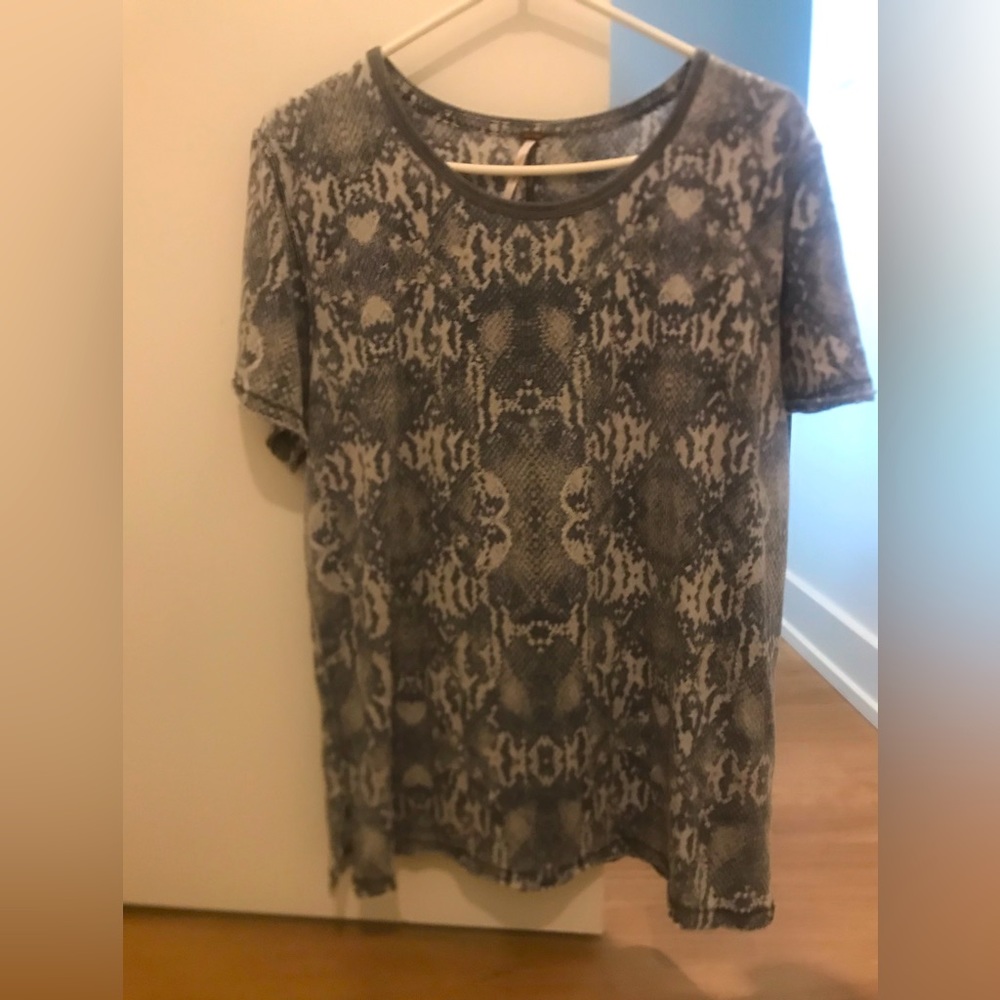 FREE PEOPLE Grey Tourist Snakeskin Pattern T-shirt/shirt,  Size  medium